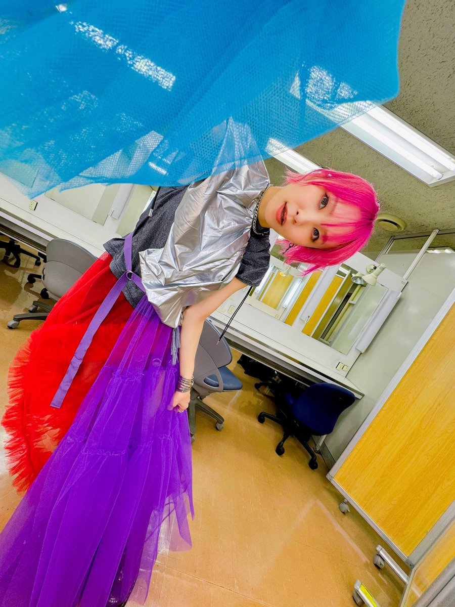 #NHK「#SONGS 松本孝弘」さん　にて、松本さんのギターで「六本木心中」を歌唱させていただきました。
き、緊張したぁ‥！だって隣に松本さん‥！目が合ってしまったら離せなかった‥！🎸💃
松本さんの歴史と今を堪能しながら、アルバムに参加させていただいた幸せを噛み締めていました‥。