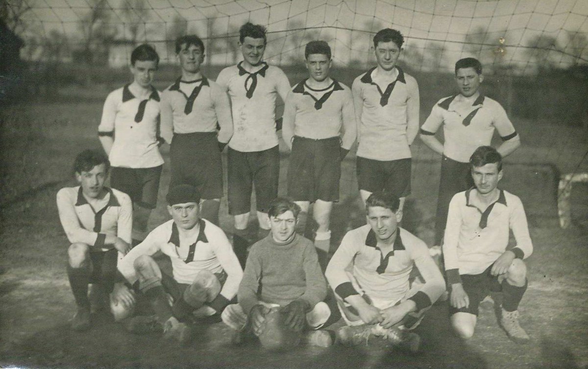 [Épinal. – 3e équipe du Stade Saint-Michel - Saison 1924-1925], entre 1924 et 1925.
De gauche à droite : Herth I, Leyer, Petit, Alphonse Kopf, Boulay et Martin (haut) ; Marcel Lécuyer, P. Kieffer, Guillier, Batiste et Herth II (bas).
[Arch. dép. Vosges, 166Fi63 /2870]
#Paris2024