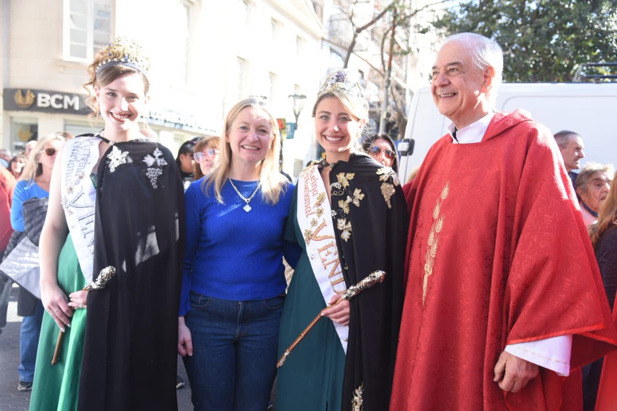 hebesil's tweet photo. Participamos de la procesión de Santiago Apóstol junto al diputado @torresmauri. Fue un momento emocionante y espiritual, ver a tantas personas reunidas por la fe. Le pedí al Santo Patrono Santiago que guíe y proteja al pueblo mendocino. https://t.co/YpgymGSAvL