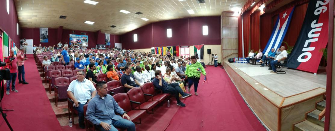 Encuentro del Primer Secretario del CCPCC <a href="/DiazCanelB/">Miguel Díaz-Canel Bermúdez</a> con delegaciones extranjeras invitadas a las actividades en conmemoración al 71 aniversario del asalto a los Cuarteles Moncada y Carlos Manuel de Céspedes en Sancti Spiritus.

#ICAP #LaHistoriaPorAsalto