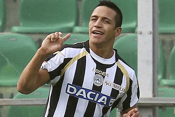 CalcioDePalma's tweet photo. Alexis Sánchez ya está en Udine, donde se espera en estas horas la confirmación oficial de su vuelta a Udinese, el equipo que primero lo lanzó en Europa y donde podrá finalmente tener los minutos que merece tener. https://t.co/8lwTwyx6Wt