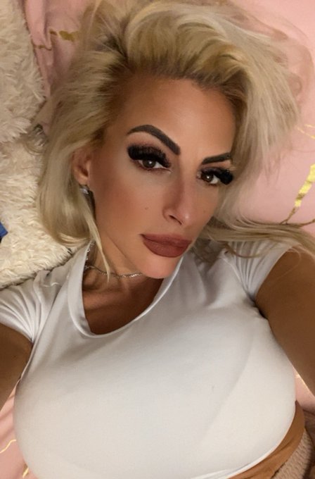 Greeted the day with a sultry good morning gaze that could melt the coldest hearts. 🌞💫 The sunlight kisses<a href="/tag/goodmorning"class="tags"><span>#goodmorning</span></a><a href="/tag/sunkissed"class="tags"><span>#sunkissed</span></a><a href="/tag/irresistible"class="tags"><span>#irresistible</span></a><a href="/tag/morningglow"class="tags"><span>#morningglow</span></a>