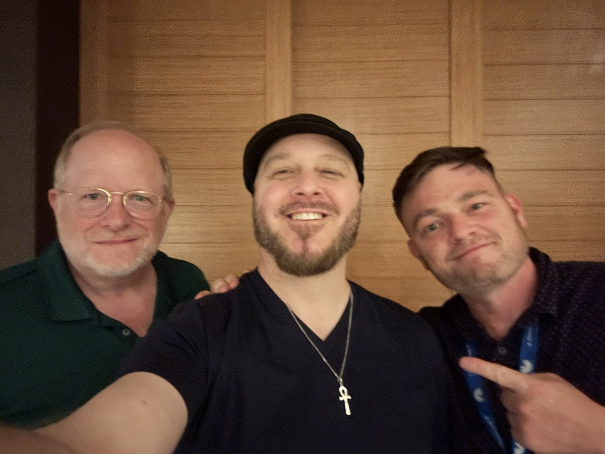 TomTaylorMade's tweet image. Catching up with Mark Waid and @Ssnyder1835. 
Great writers. Damn fine people.