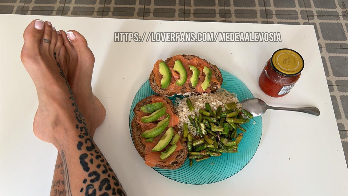ALEVOSIAdaONE's tweet photo. En el caso de que me tuvieras contenta y te ganaras el privilegio de escoger, qué te comerías? Mis hermosos pies? O Mi caviar divino tras un buen plato cargado de fibra y proteína?

🕸️
🇬🇧👇🏼 https://t.co/mjyYS5e4gf