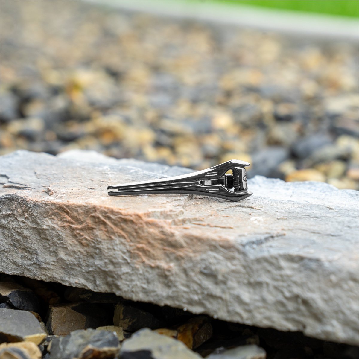 HerosArmory's tweet photo. It's back to school day. We hope you had an amazing summer! ☀️

Get this tie clip today -> https://t.co/UpIKnu9xPc

#halo #energysword #swordofenergy #halotvshow #haloshow #herosarmory #swordtieclip #energy https://t.co/e5pK5SPrvD