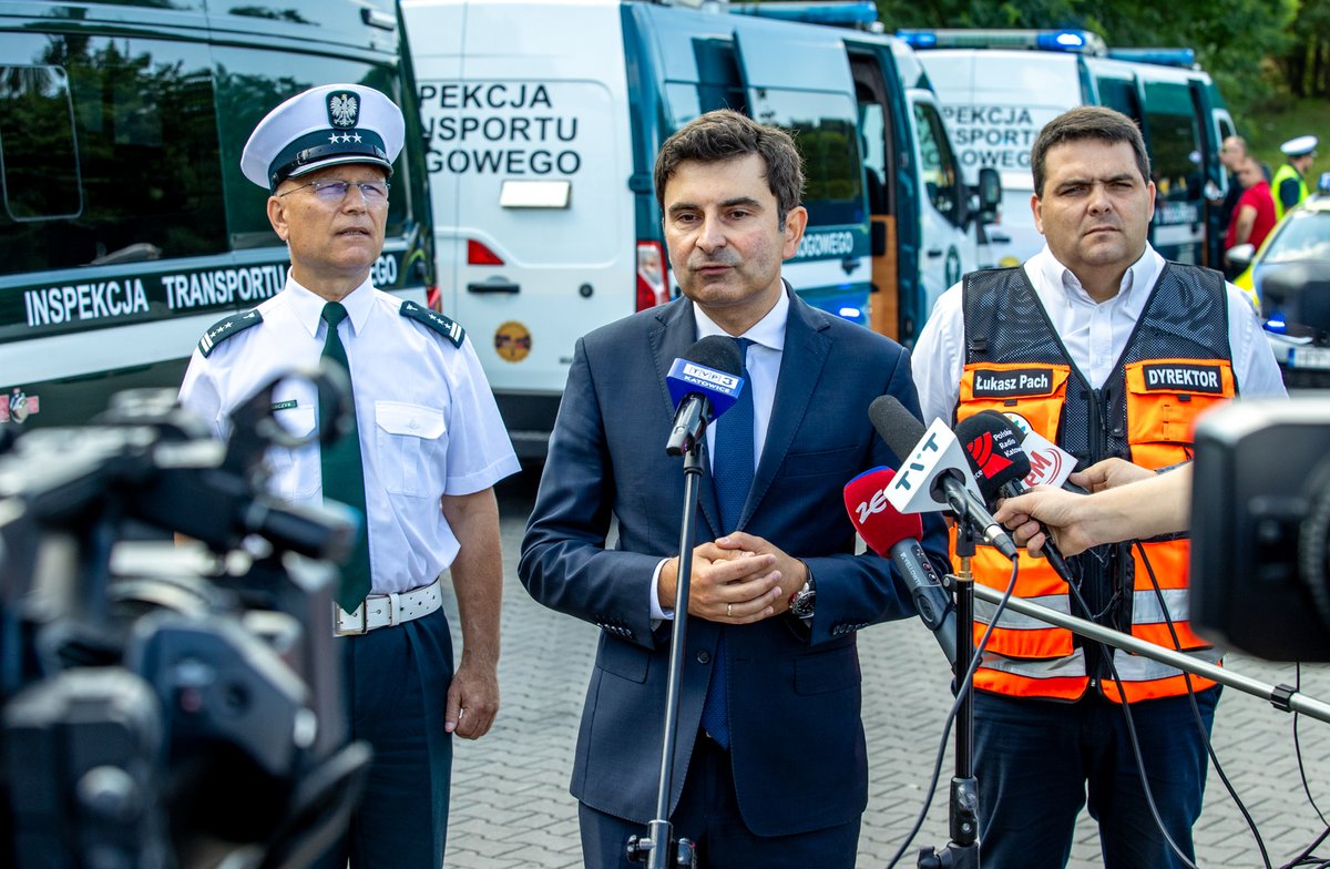 Na autostradzie A4 w ramach akcji #BezpieczyAutokar #WITD kontrolowało stan techniczny autokarów. Policja i Pogotowie Ratunkowe zapewniały opiekę nad pasażerami i prowadziły akcję prewencyjną. Wspólnie z szefami służb podsumowaliśmy działania w pierwszym miesiącu wakacji. #Śląsk