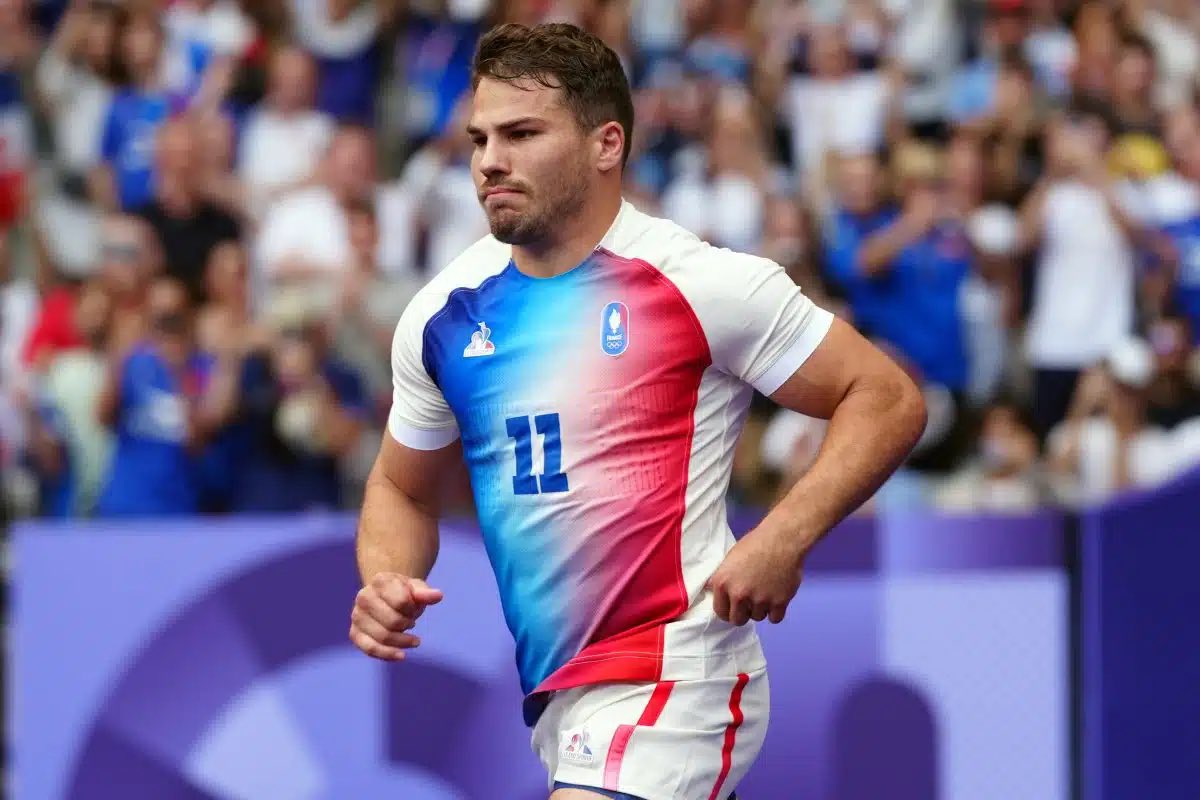 Janusport's tweet photo. Jouer le coup à fond alors que tout le monde s’attend qu’on mange les dernières secondes, c’est le PANACHE, c’est le FRENCH FLAIR ! 🇫🇷 

Merci Antoine, t’es vraiment le + grand joueur de l’histoire de ce sport bordel. https://t.co/TYPqHlq0dF