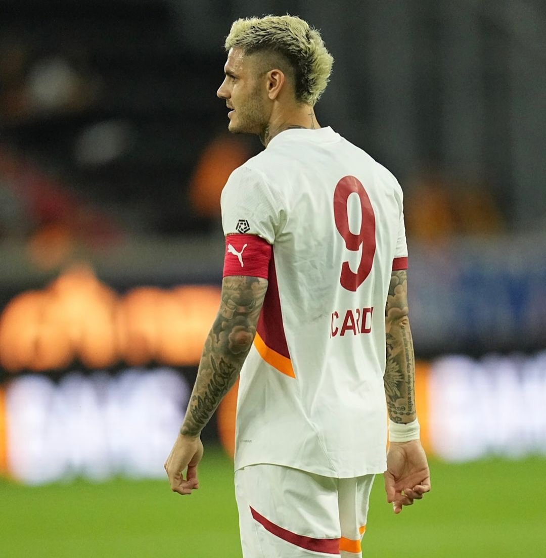 şu fontu üretenin bulanın futbola sokanın zorunlu kılanın hazırlık maçında bile basanın tek bir itiraz etmeyenin yedi düvel tüm sülalesini bağırta çağırta... güzelim formanın sırtında 10 küsür yıldır bu bok var rahatsız olmayan herkesin de aynı şekil