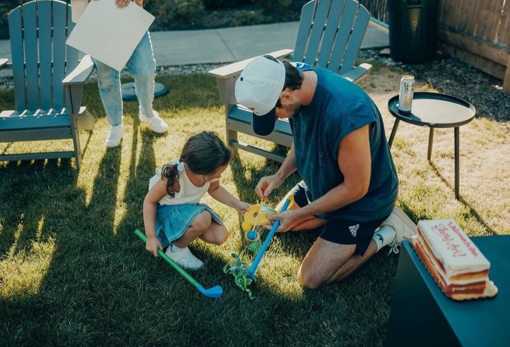 niallernroses's tweet photo. the way ari got niall a set of little golf clubs and he reacted in the sweetest way ever and went to play with her.. oh my heart can't take this he is such a girls dad already 🥹 https://t.co/1ufiWsCnfb