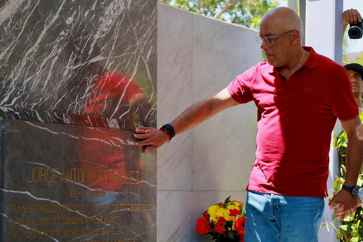 Jorge Antonio Rodríguez es ejemplo de lucha que prevalece entre nosotros, entre la patria.
Hoy a 48 años de su vil asesinato continuamos con su ejemplo.

¡Honor y gloria!✊

<a href="/delcyrodriguezv/">Delcy Rodríguez</a> 
<a href="/jorgerpsuv/">Jorge Rodríguez</a>
<a href="/NicolasMaduro/">Nicolás Maduro</a>