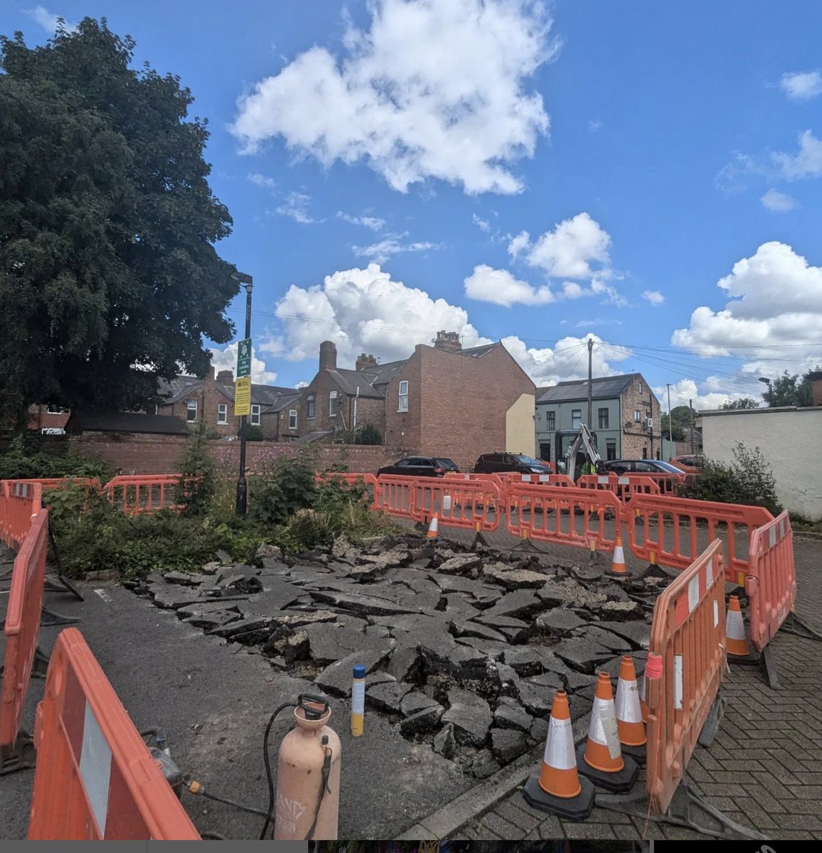 VERY excited that our <a href="/StretfordPHall/">Stretford Public Hall</a> car park redesign is finally underway. Replacing tarmac with 🌷🌿🌻🌳 to create a space for people not 🚗 . Massive thanks to the apprentices of George Cox &amp; Sons &amp; everyone who contributed to our crowdfunder 😍 #Trafford #Stretford