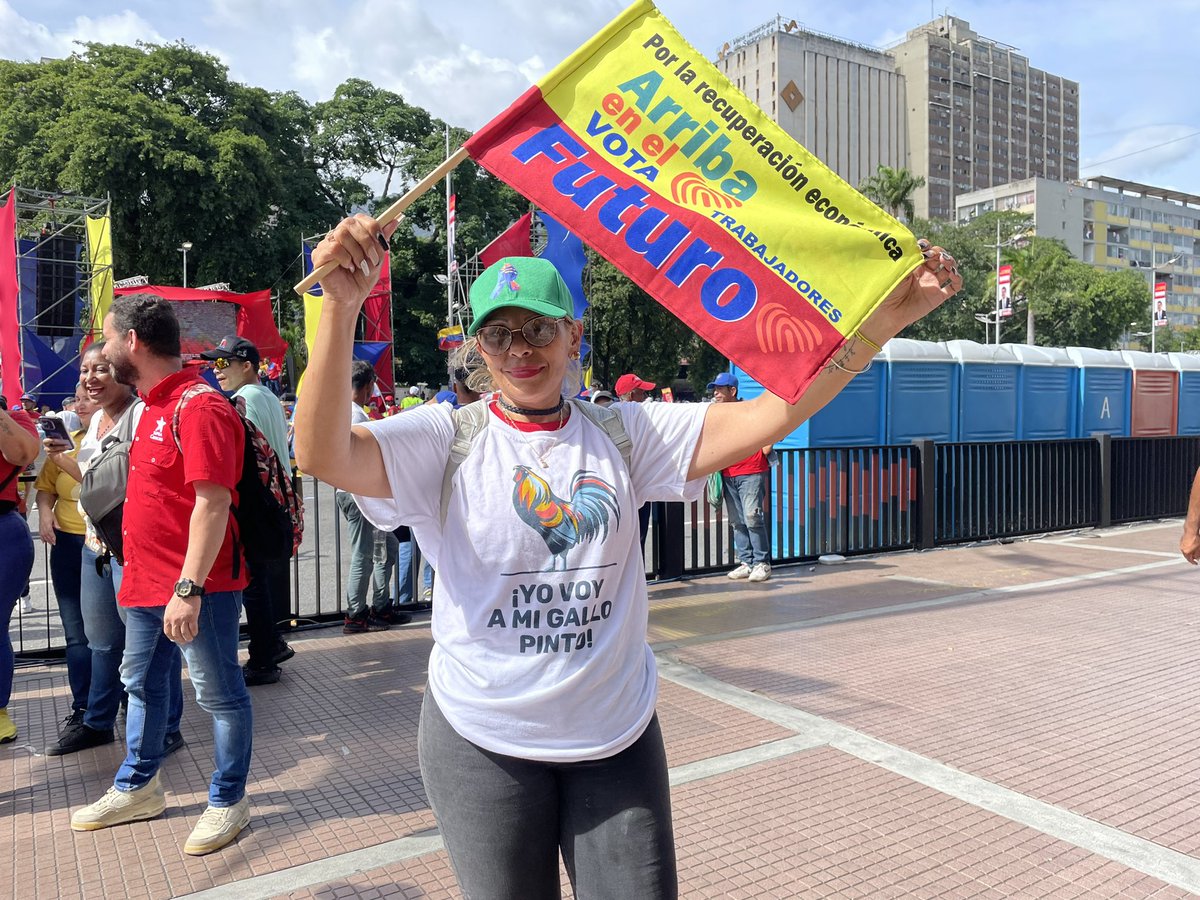EdisonB25's tweet photo. Este pueblo tiene gallardía y fuerza, hoy cerramos la campaña junto a nuestro Pdte Obrero @NicolasMaduro, la algarabía que vivimos me hizo recordar a ese cierre de campa��a del cmdte Hugo Chávez.
❤️💙💛🩷
Vota arriba en el Corazón #VotaFuturo https://t.co/uYaiz9ErmO