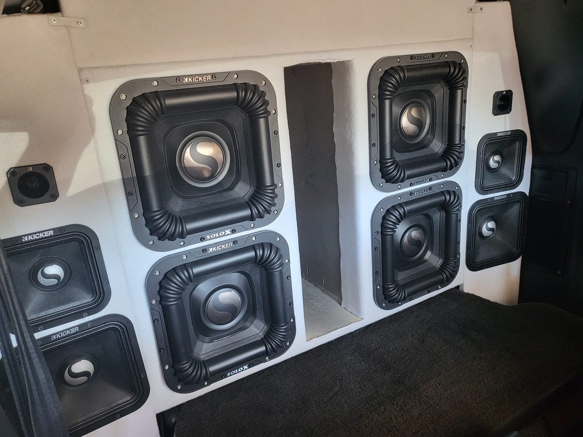 KICKERaudio's tweet photo. Mark Cage can't stop bringing home trophies with his Chevy Blazer decked out in KICKER product. The SPL-focused ST Speakers & Tweeters combined with the SoloX Subwoofers are a lethal (to the competition) combo!
#caraudio #kickeraudio #livinloud #spl #solox https://t.co/wgVBYZ2c5Y