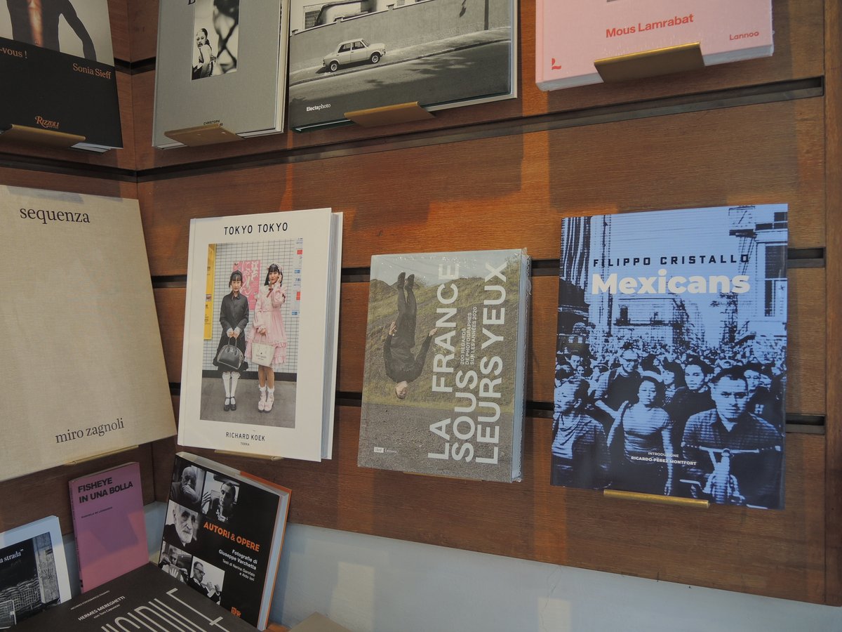 “Amici, il mio libro fotografico ‘Mexicans’ è ora disponibile alla libreria Hoepli a Milano! Scoprite la cultura e la vita quotidiana del Messico nel cuore della città. Passate a sfogliarlo, potreste trovare un pezzo di Messico a Milano!” #Mexicans #LibreriaHoepli #Milano