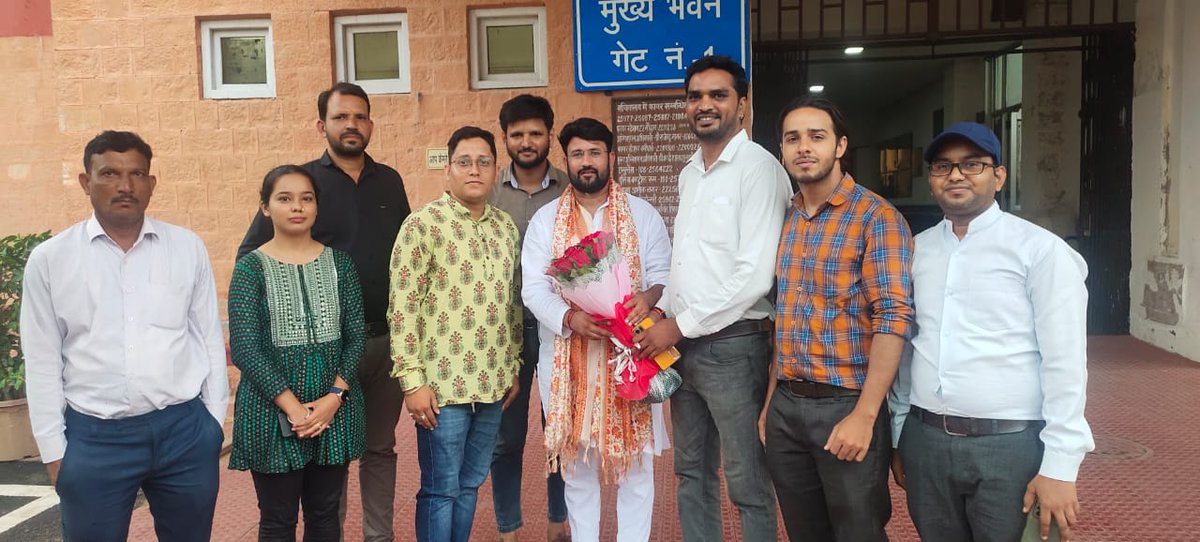 TheUpenYadav's tweet photo. सचिवालय में युवाओं के साथ।
उम्मीद और विश्वास के साथ। https://t.co/A2PlAWUEKs