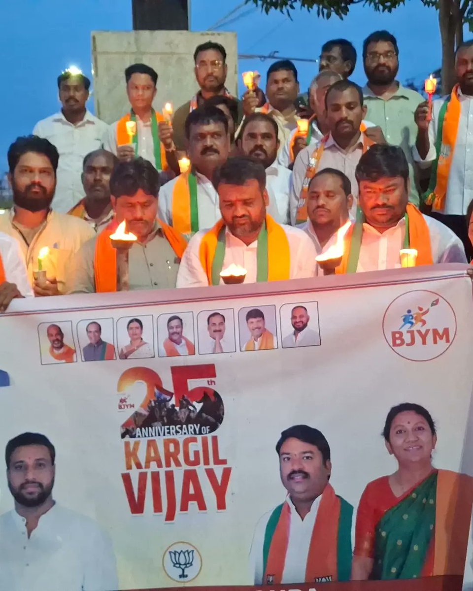 BjpJayanth's tweet photo. కార్గిల్ యుద్ధంలో ప్రాణాలర్పించిన భారత సైనికులకు నివాళులర్పిస్తూ హనుమకొండ అమరవీరుల స్తూపం వద్ద #BJYM  హనుమకొండ జుల్లా ఆధ్వర్యంలో  నిర్వహించిన కార్గిల్ 25వ విజయ్ దివాస్ కార్యక్రమంలో బిజెపి నాయకులతో కలసి పాల్గొన్నాను 
#KargilVijayDiwas 

Bharatiya Janata Party (BJP) 
BJP Telangana https://t.co/8q1VLpcPBb