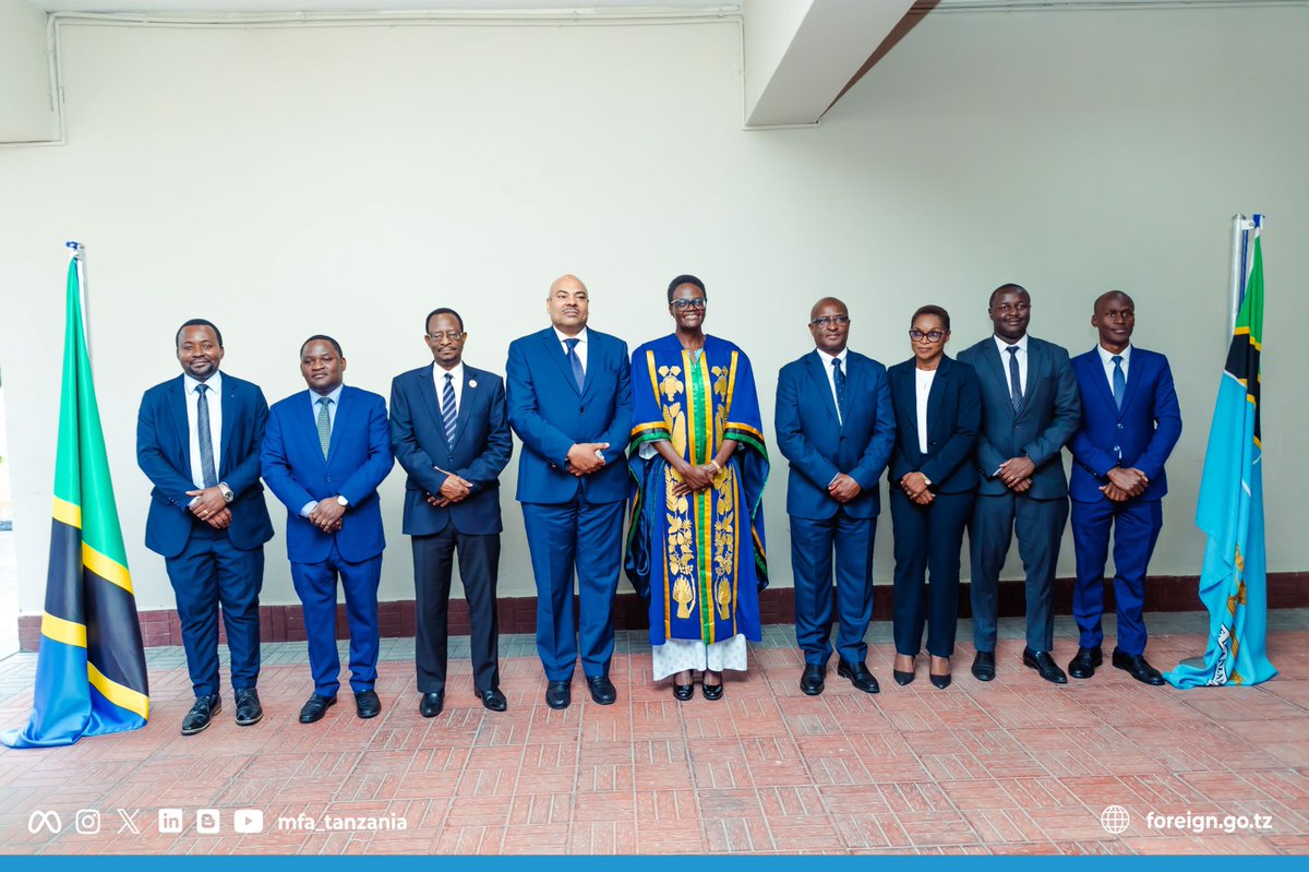 Spika wa Bunge la Jamhuri ya Muungano wa Tanzania Mhe. Dkt. Tulia Akson amemuapisha Balozi Dkt. Mahmoud Thabit Kombo kuwa Mbunge wa Jamhuri ya Muungano wa Tanzania katika hafla iliyofanyika katika Ofisi Ndogo za Bunge jijini Dar es Salaam tarehe 25 Julai,2024.