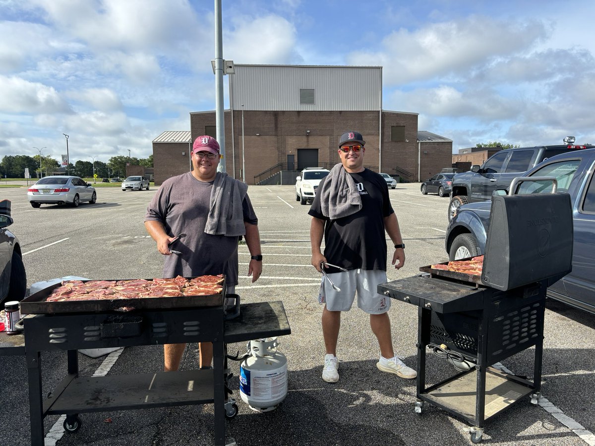 DothanWolvesFB's tweet image. One of the best days in our program! Honoring our 114 STEAKEATERS w/ a T-shirt + 16 oz Ribeye 
100% Attendance(Nothing Excused) @DHScoachjones_  &amp;amp; @wgarner5 not pictured as they were finishing  on the grill! 
#wedontwinbyaccident #MYUT THANK YOU @BixbySpartanFB