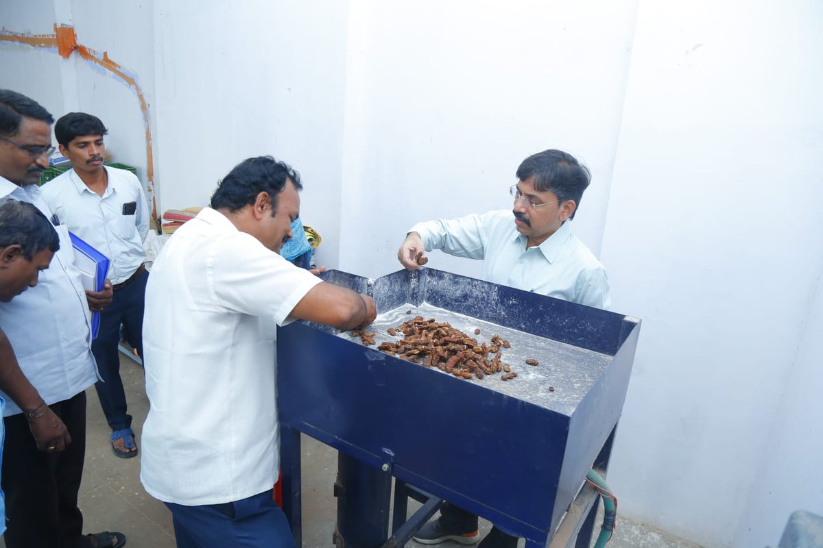 TNCOOPDEPT's tweet photo. கூட்டுறவுசங்கங்களின் பதிவாளர் அவர்கள் இன்று தர்மபுரி மாவட்டத்தில் செயல்படும் கூட்டுறவு பண்டகசாலைகள், வங்கிகள், நிறுவனங்களில் ஆய்வு செய்து, வளர்ச்சி தொடர்பான அறிவுரைகள் வழங்கினார்.
#TNCOOPDEPT
#COOP4ALL
#inspection
#meeting
#disscussion https://t.co/djIwGMlRtO