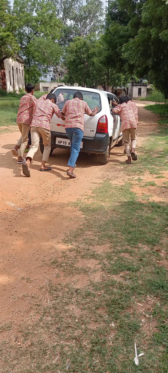 StudentsVoiceTS's tweet photo. • పాఠ్య పుస్తకాలు అమ్ముకోవడం 
• హాస్టల్ ని సినిమా షూటింగ్ లకి ఇవ్వడం 

ఇలా చాలా జరుగుతున్నాయి దాదాపు వెయ్యికి మందికి పైగా పిల్లలు ఇందులో అనుభవిస్తున్నారు ప్రభుత్వం అతి తొందరగా చర్యలు తీసుకోవాలి 

@KTRBRS @seethakkaMLA @TelanganaCMO @revanth_anumula https://t.co/uipbH86Psh