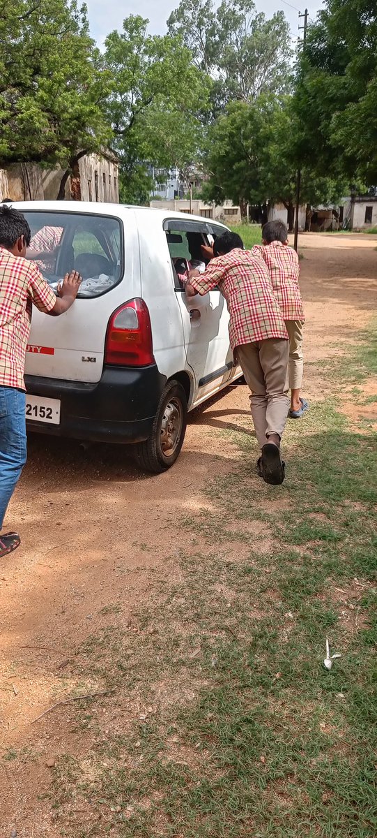 StudentsVoiceTS's tweet photo. • పాఠ్య పుస్తకాలు అమ్ముకోవడం 
• హాస్టల్ ని సినిమా షూటింగ్ లకి ఇవ్వడం 

ఇలా చాలా జరుగుతున్నాయి దాదాపు వెయ్యికి మందికి పైగా పిల్లలు ఇందులో అనుభవిస్తున్నారు ప్రభుత్వం అతి తొందరగా చర్యలు తీసుకోవాలి 

@KTRBRS @seethakkaMLA @TelanganaCMO @revanth_anumula https://t.co/uipbH86Psh