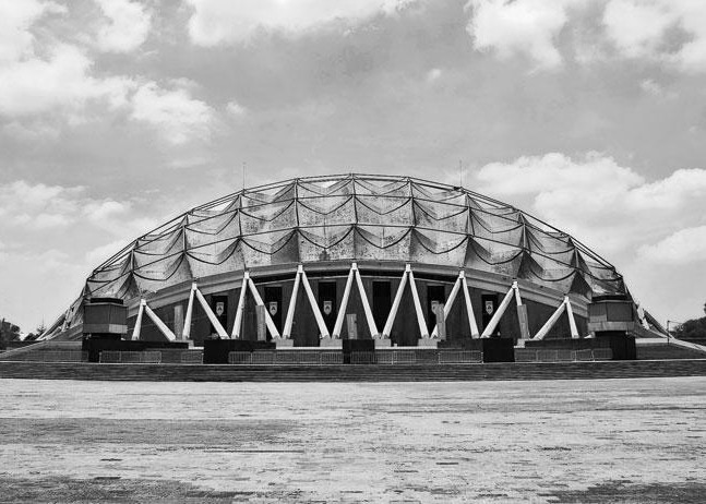 En México 1968, por primera vez en la historia, un país latinoamericano iba a albergar unos JJOO. 

A Felix Candela se le encargó el Palacio de los Deportes, e inspirándose en el Palazetto de Nervi, realizó un pabellón de planta circular con una espectacular cubierta de cobre.