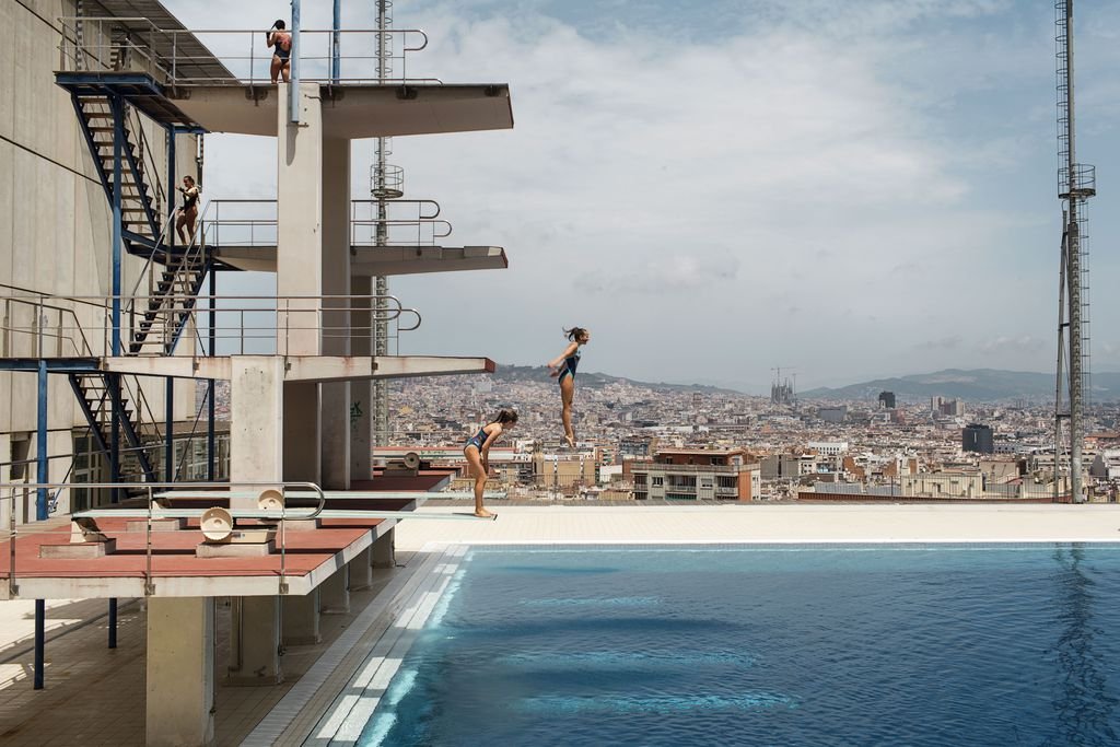 javierubioo's tweet photo. Barcelona 92 nos dejó las mejores fotografías deportivas de la historia.

Y no hubiera sido posible sin la ayuda de la arquitectura de la Piscina Municipal De Montjuic.

Antoni de Moragas empotró una grada en la montaña y dejó la de enfrente libre, generando estas vistas. https://t.co/blbo3kkg45