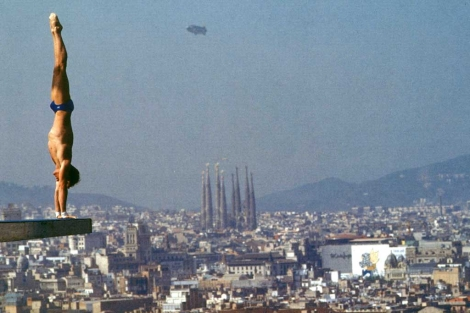 javierubioo's tweet photo. Barcelona 92 nos dejó las mejores fotografías deportivas de la historia.

Y no hubiera sido posible sin la ayuda de la arquitectura de la Piscina Municipal De Montjuic.

Antoni de Moragas empotró una grada en la montaña y dejó la de enfrente libre, generando estas vistas. https://t.co/blbo3kkg45