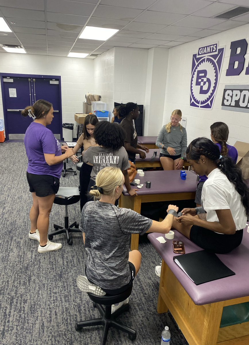 (Athletic) Trainer Jenny tweet media