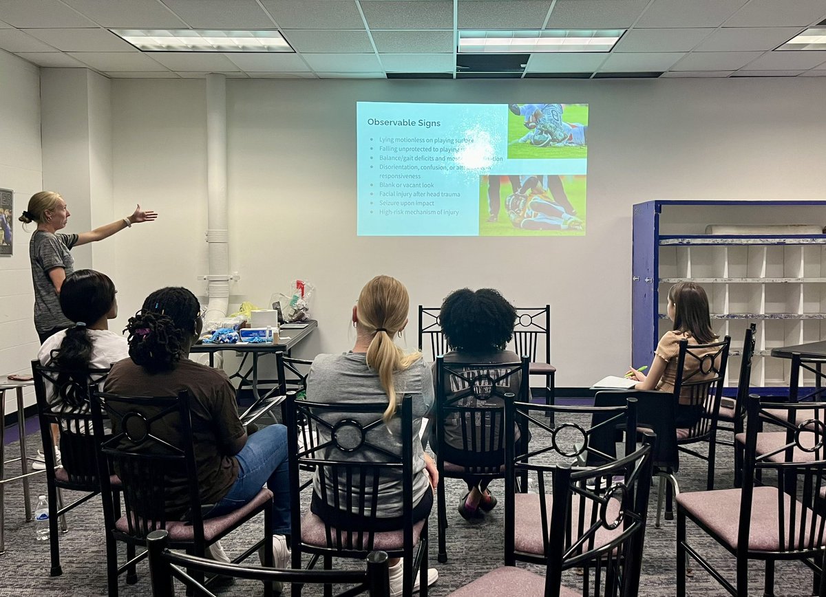 (Athletic) Trainer Jenny tweet media