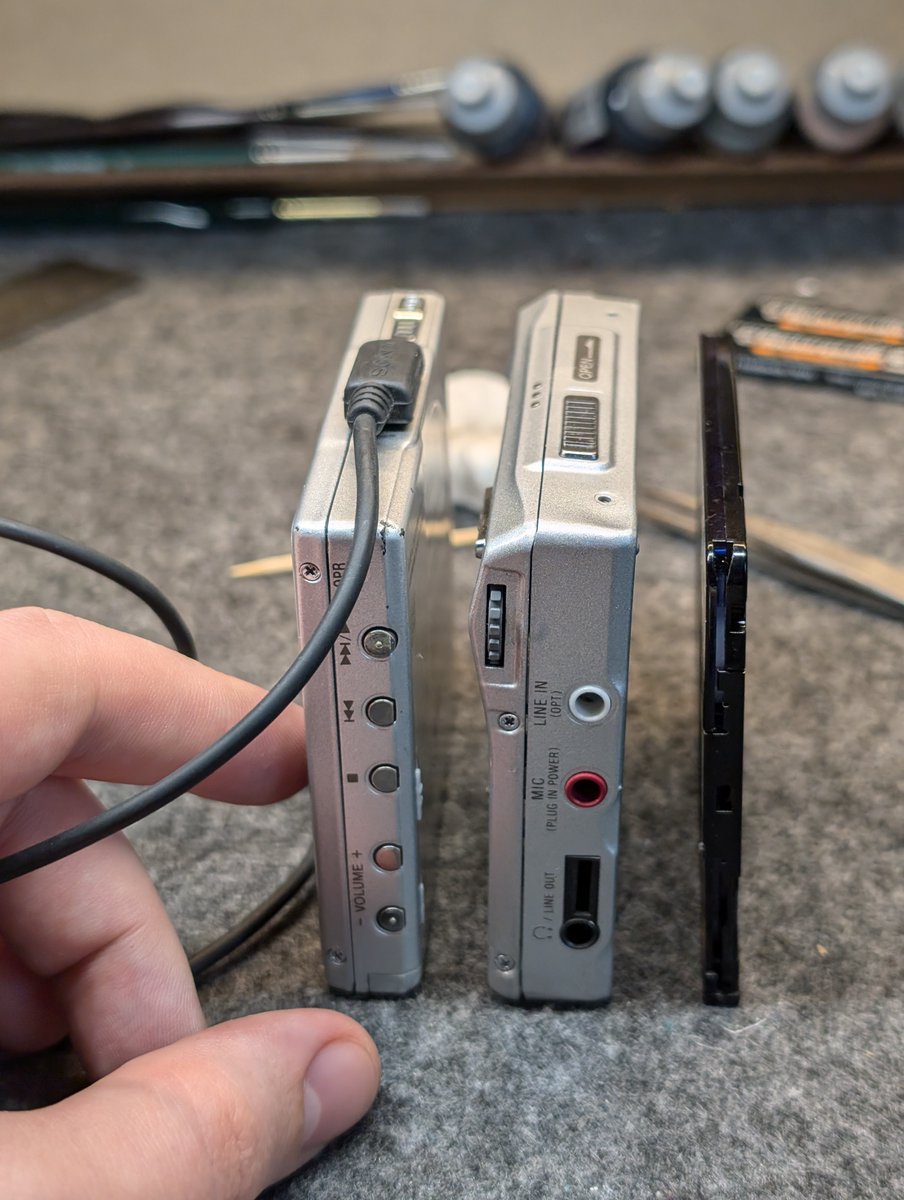 Sweet loot from Japan!
A tiny TV that received AM/FM and 1Seg which is unfortunately Japan-exclusive, fortunately someone kindly recorded something! (XDV-D500)
And a super thin minidisc player that had corroded battery compartment but after cleaning is fully functional. (MZ-E900)