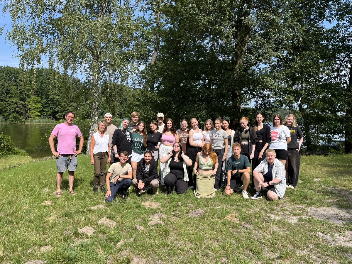 ClaudiaZinke's tweet photo. #Sommertour des @MBJSBrandenburg - heute Austausch mit dem Abschlussseminar zum #FSJinSchule - Jugendliche berichten von ihrem #FSJ -es hat Selbstsicherheit und Entscheidung für ein #Lehramtsstudium befördert #LehrenLebenBrandenburg #ijgd #Landesjugendring https://t.co/AoflYQ7pz9