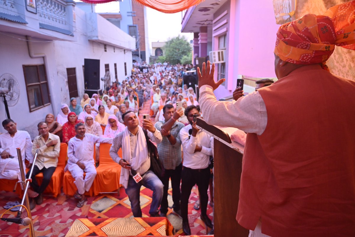 DDSharmaKKR's tweet photo. जन आशीर्वाद यात्रा थानेसर के लिए इतना असरदार होगा हमने सोचा भी नहीं था। कल्पनाओं की कसौटी पर कायम उतरता अपना थानेसर नवीनतम नव निर्माण की ओर तेजी से अग्रसर हो रहा हैं।
मुझे यकीन है आप लोगों का समर्थन इस बार कुरुक्षेत्र में विकास का एक नया गौरवगाथा लिखने जा रहा है। https://t.co/suWfuj9Rta