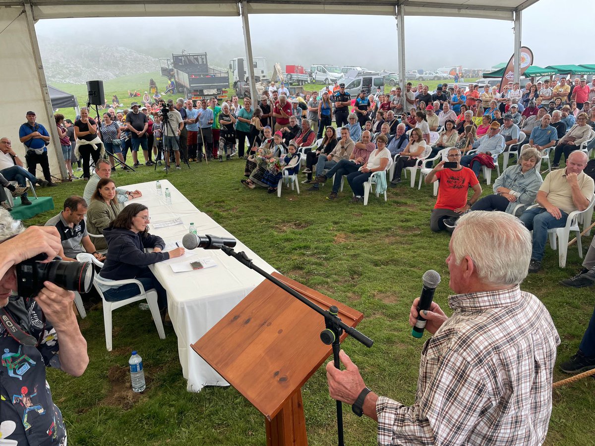 GPSAsturias's tweet photo. 🐂 @Angel_Morales_F y @EstherFreile han asistido en la Vega de Enol a la Fiesta del Pastor. 
Se ha distinguido como Pastor y Pastora del Año a José A. Suero y M. Estela Fernández, ambos pastores de gamonéu.
📸 Ambos diputados, junto al consejero de @MRuralAsturias, @Marcelotineo https://t.co/ogLPC2a85s