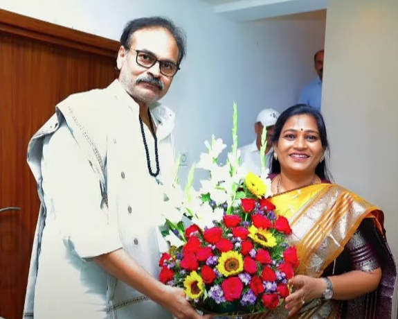 prime9news's tweet photo. హోమ్ మంత్రితో నాగబాబు | Nagababu Met Home Minister Vangalapudi Anitha | Prime9 News
#Nagababu #meets #homeministeranitha #vangalapudianitha #BreakingNews #AndhraPradesh #appoltics #Prime9News
Watch Video >>https://t.co/jTPX2iGmzp https://t.co/rHUH6Fg29j