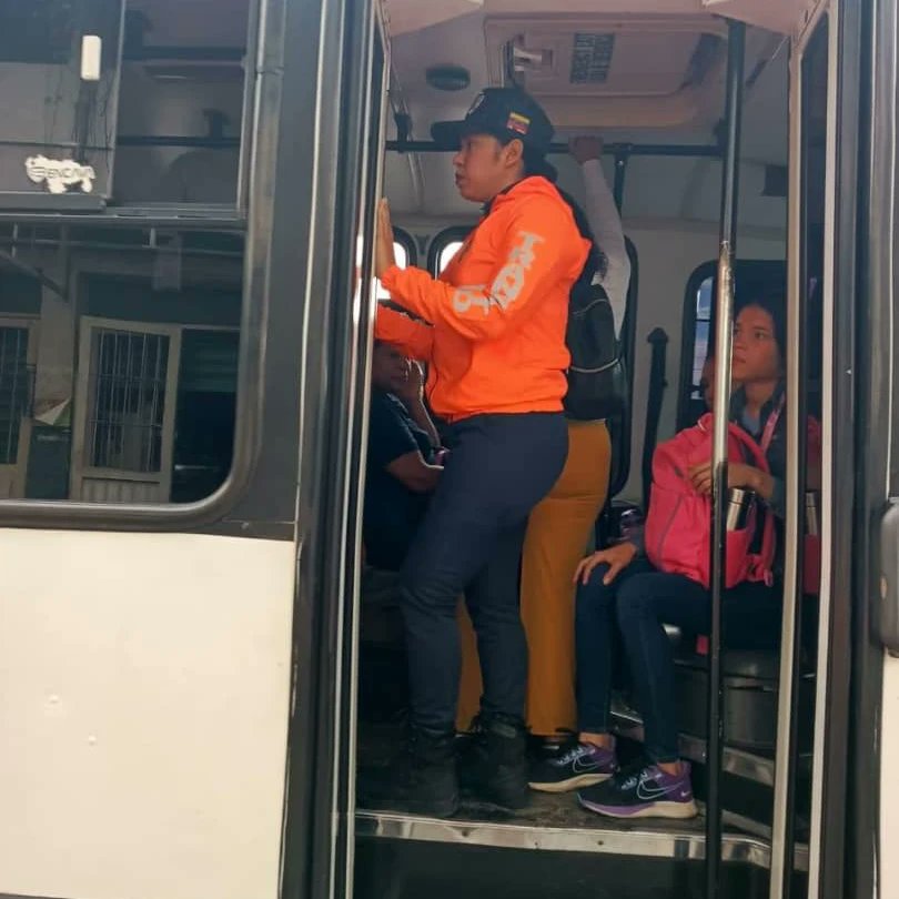 TransitoAragua's tweet photo. 👮🏻‍♀️🚦Desde Turmero en el municipio Santiago Mariño, funcionarios de @transitocpnb_aragua realizaron abordaje a unidades de transporte público para así garantizar a los usuarios de un viaje seguro.🚦👮🏻‍♀️

¡Tránsito Contigo! https://t.co/3pczWVKxc6