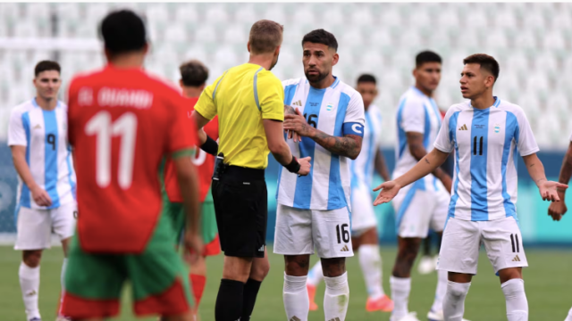 diariodeBA's tweet photo. 💬 "Lo que se vivió es realmente un sin sentido que va contra las reglas de la competencia"
👉🏻 La AFA confirmó que inició un reclamo formal ante la FIFA por el escándalo ante Marruecos en los Juegos Olímpicos de París 2024
➡️ https://t.co/6kUq3aqSYu https://t.co/5VizC0Z9vx