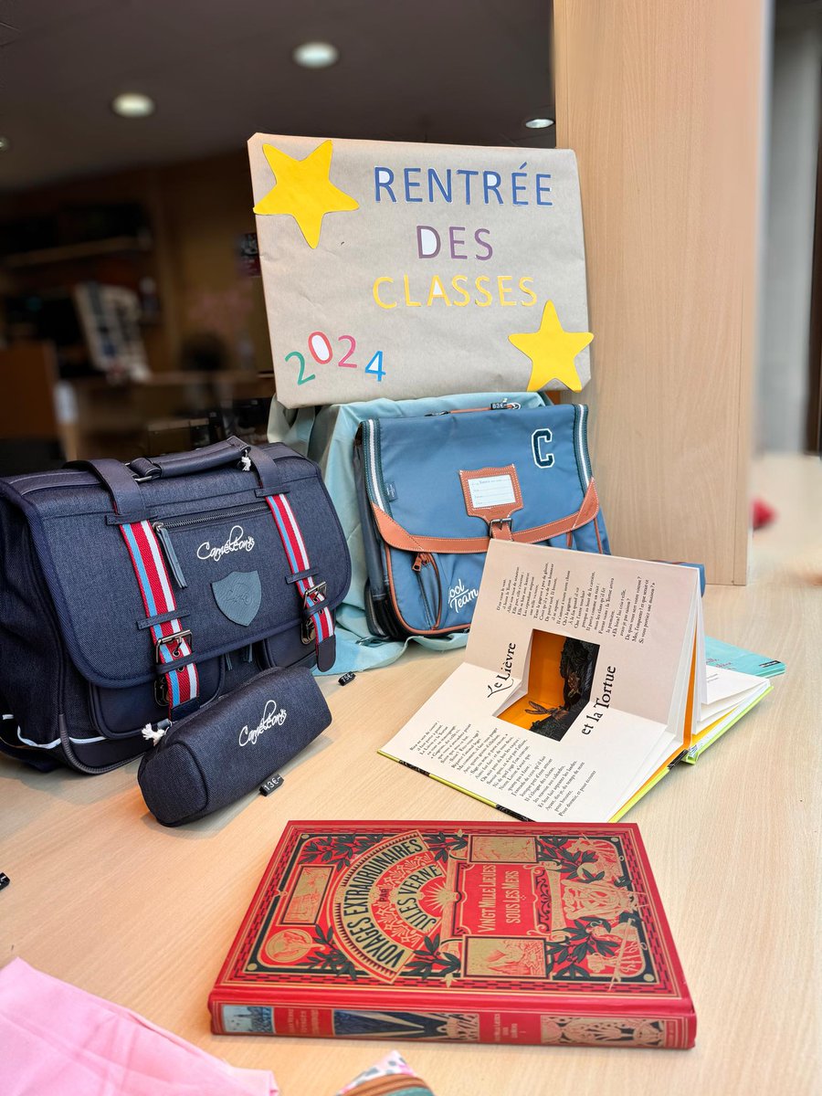 MaroquinerieSac's tweet photo. Vitrine rentrée scolaire by Sidonie 🌟🩷
#Cameleon #Tanns #rentree #cartable #trousse #Evasion #Maroquinerie #VilledEu https://t.co/82eTEeFW9v