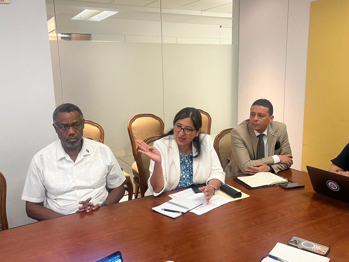 Segundo Secretario, <a href="/ibarraescarlos/">Carlos A. Ibarra E.</a> participó junto con los Embajadores del #SICA en la reunión con la @OEA_SSM_oficial, donde se abordaron los avances de la “Hoja de ruta centroamericana para prevenir y combatir el tráfico y proliferación ilícita de armas y municiones”.