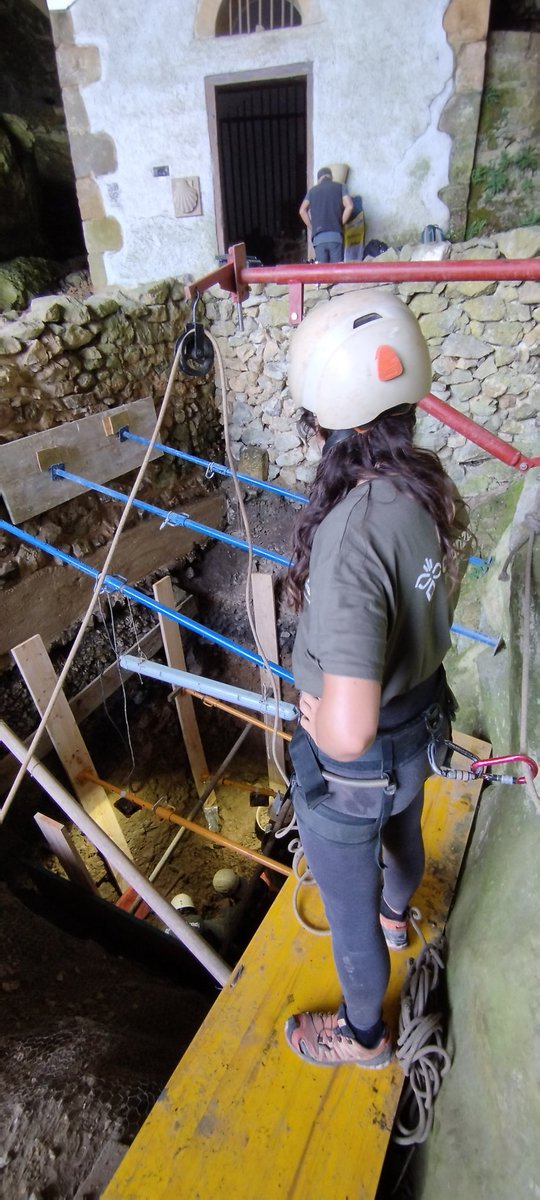 2024ko indusketan bi eremu desberdinetan lan egin dugu:
Ermita aurrean, mustier aldia ikertzeko eremua zabaldu dugu. Horretarako 2 metroko sakonera dituen metakin bat atera behar izan dugu. Horri esker, neandertalen garaiko okupazioa ikertzeko aukera gehiago izango ditugu.