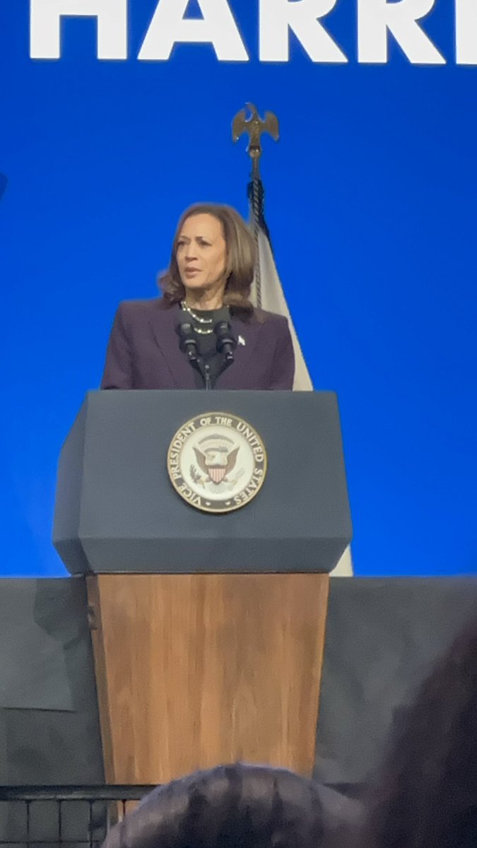 chateacher27's tweet image. Madam  @VP brought the energy to our @AFTunion She will also bring #realsolutions to America because she supports public education, uplifting the middle class &amp;amp; UNIONS. #PresidentHarris2024