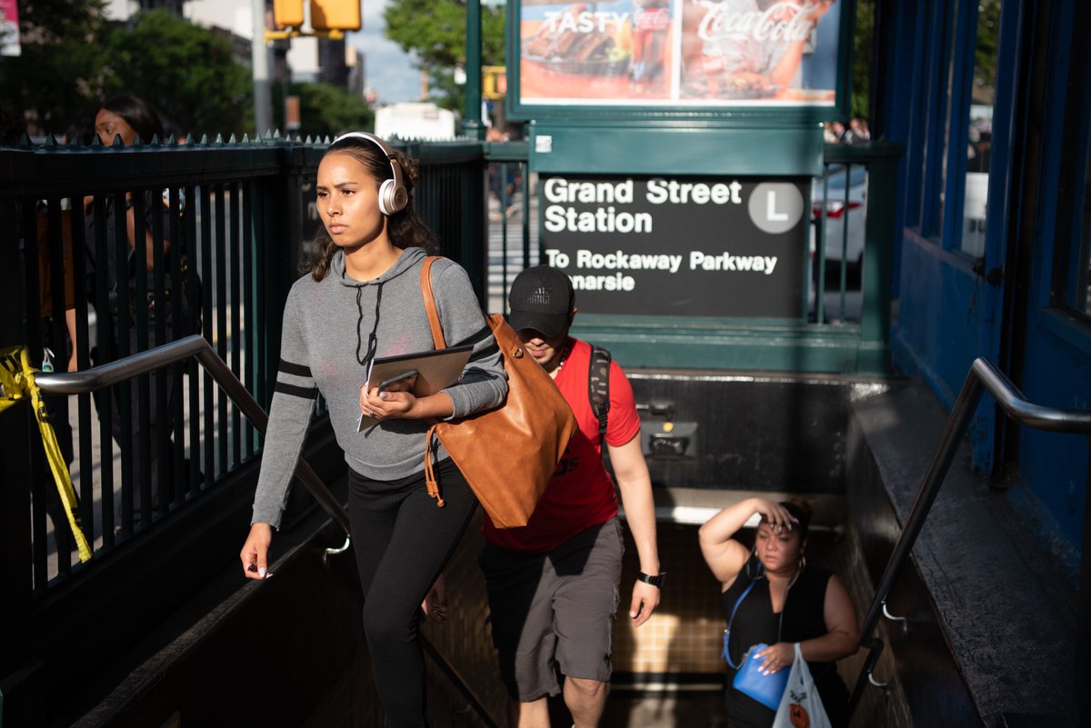 NUEVO: <a href="/NYCMayor/">Mayor Eric Adams</a>, el canciller de <a href="/NYCSchools/">NYC Public Schools</a> Banks, y el <a href="/MTA/">MTA</a> CEO Lieber han presentado hoy las nuevas tarjetas OMNY para estudiantes.

Reemplazan las MetroCards para estudiantes, y amplían su uso a 4 viajes gratis al día, a cualquier hora, todo el año.

nyc.gov/office-of-the-…