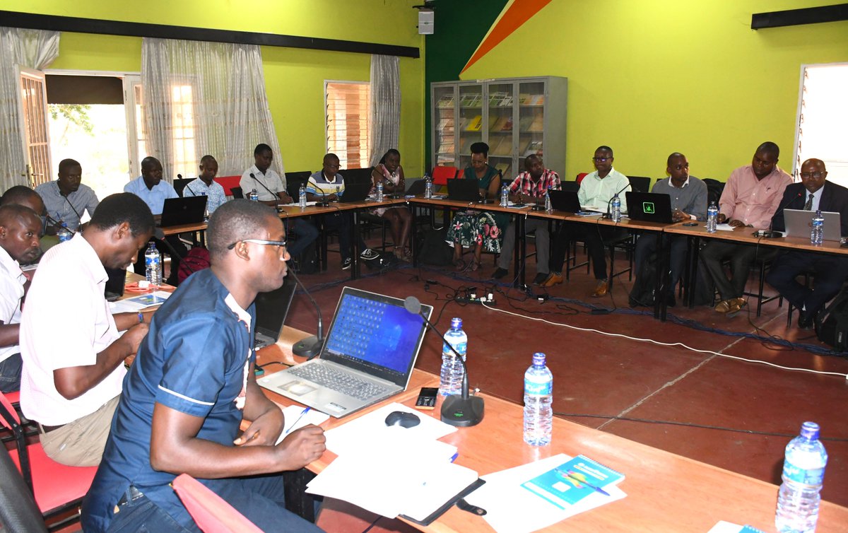 isabu_officiel's tweet photo. Cet atelier a été ouvert par le #DG de l'@isabu_officiel Dr. @musonerimana et les parties prenantes qui ont répondu présent à cet évènement sont : @isabu_officiel @irri @UB_Rumuri @Univ_Ngozi et #CNTA https://t.co/bbR9oi9XNY