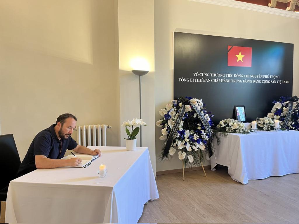 maurizioacerbo's tweet photo. Oggi pomeriggio mi sono recato all'Ambasciata della Repubblica Socialista del Vietnam per porgere le condoglianze di Rifondazione Comunista per la morte del compagno Nguyen Phu Trong, segretario generale del Partito Comunista del Vietnam.

#Vietnam https://t.co/qDnF7NNz1H