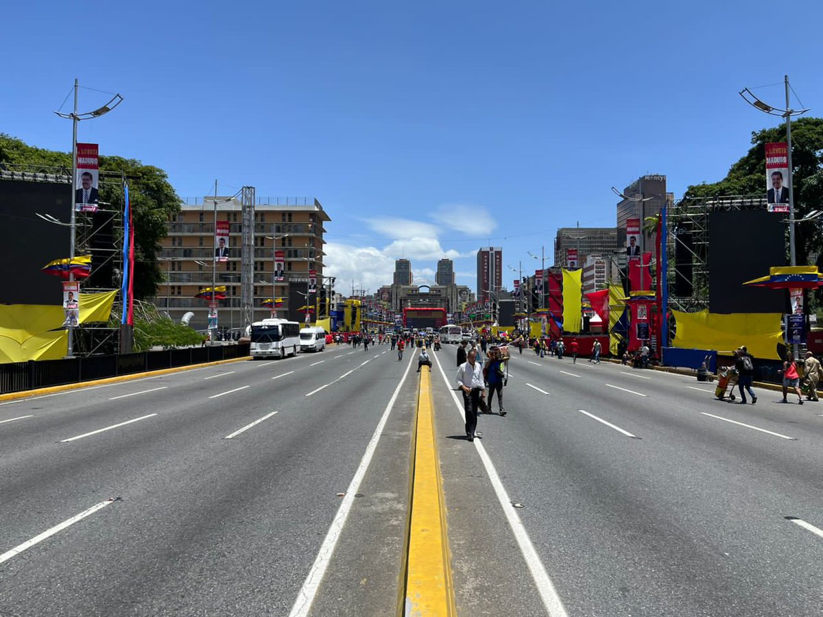 vivoplaynet's tweet image. Así se encuentra la avenida Bolívar a las 12:12 p.m. El paso de vehículos por la avenida Universidad está restringido a la altura de la iglesia Corazón de Jesús debido a la instalación de otra tarima.

📷: @luiskaparada 
#VIVOplay por bit.ly/4dVzVwm