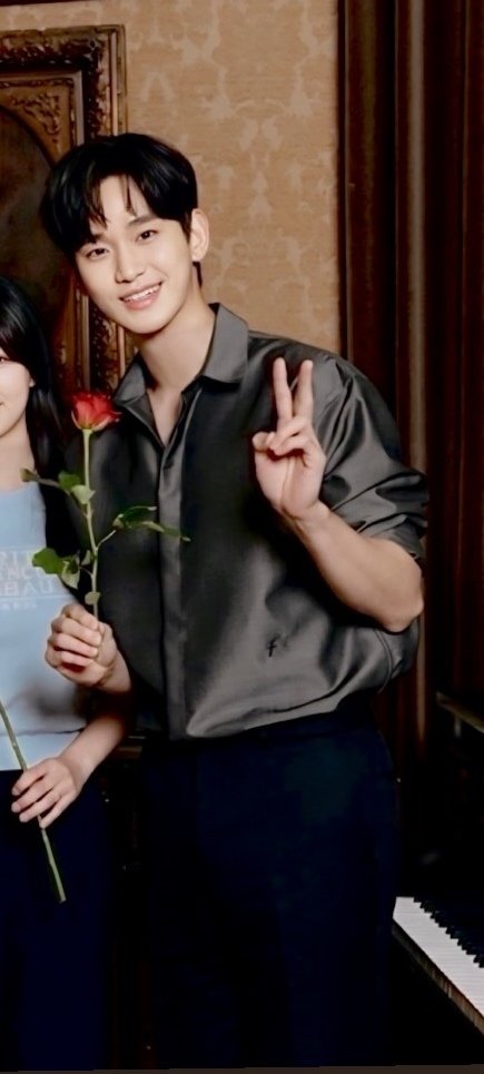 Fly31721939's tweet photo. 🎹🌹 #kimsoohyun https://t.co/djcLRTL29j