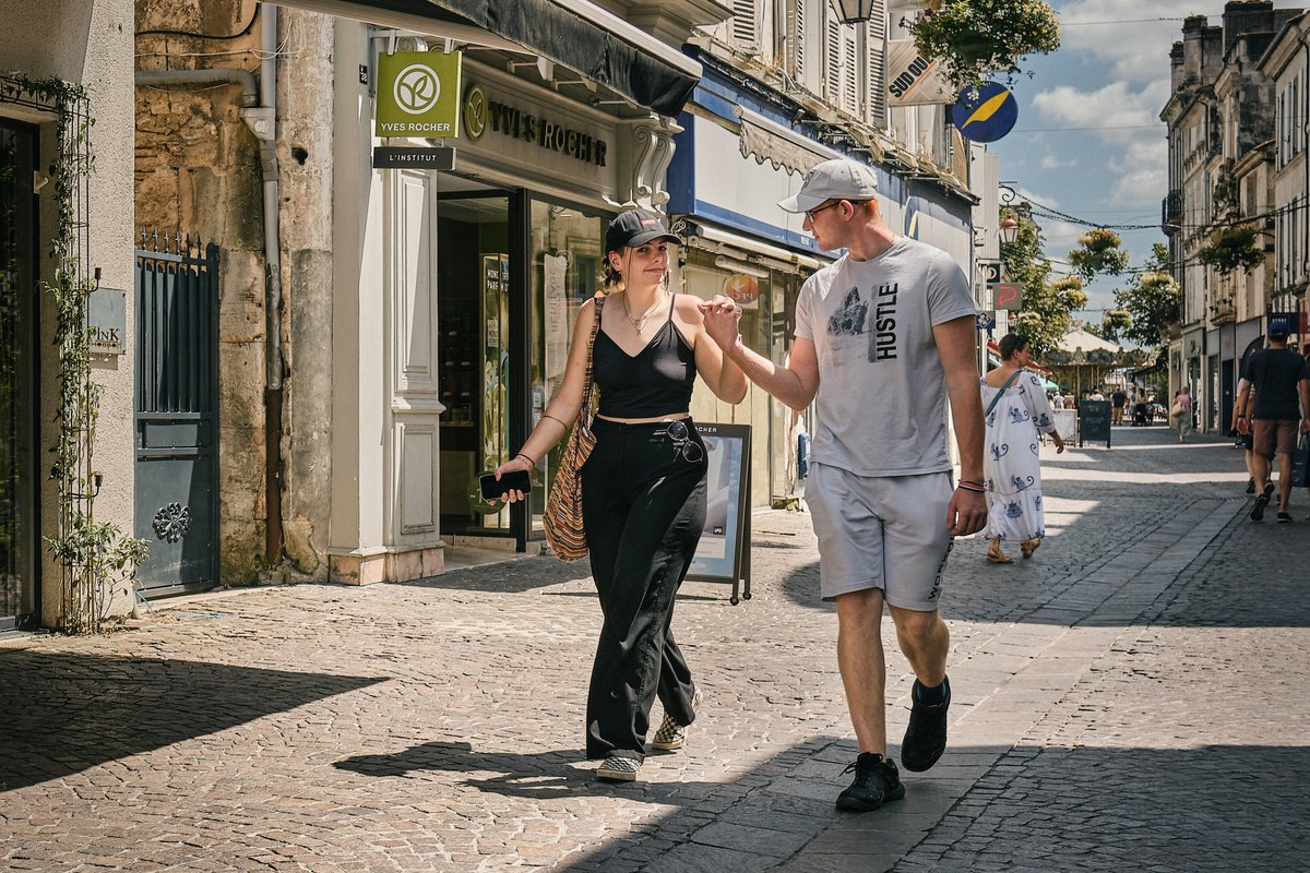 Alpiximages's tweet photo. Holding hands #Cognac #France #candid #couple #holdinghands #gestures #connection #retrocolors #city_exploration #citylife #streetphotography #streetphotographer #zonestreet #urbanexploration #fujifilmstreet #fujifeed #fujifilm_xseries #fujifilmXT5 #XF23mm @fujifilmfrance https://t.co/i3sC9g30fM
