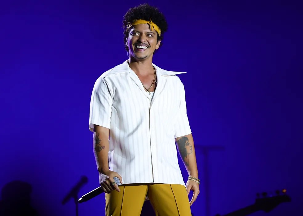 ⚠️ VENDO 2 INGRESSOS PARA SHOW DO BRUNO MARS DIA 19/10 RIO DE JANEIRO ⚠️

-Meia Entrada 
-Cadeira Inferior oeste 

-Me chama na dm se se interessar, mando documentos tudo certinho, se precisar podemos fazer chamada de vídeo e tals