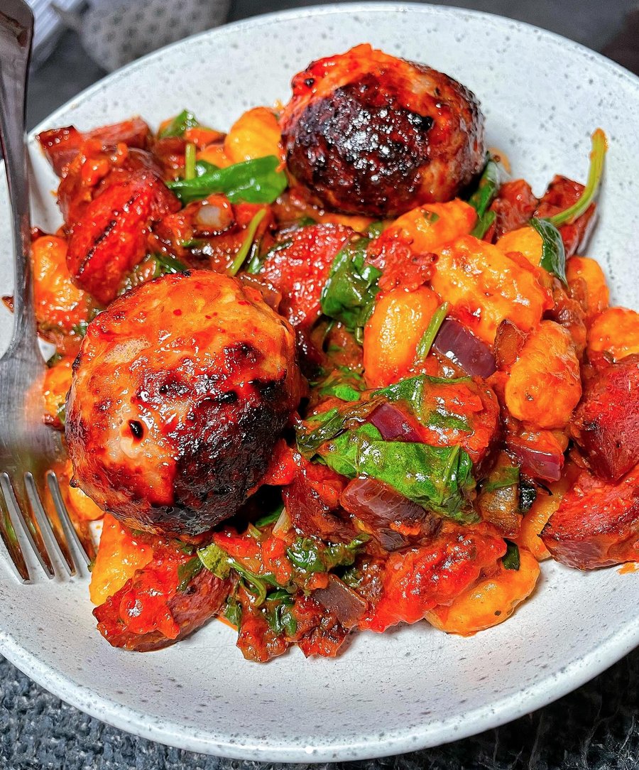 WHAT THE HECK! Flaming Sriracha Pork Sausage Bombs with gnocchi, chorizo, tomato and spinach… 🙌🌶🌭

📸 by christyeatsfoodblog on Instagram