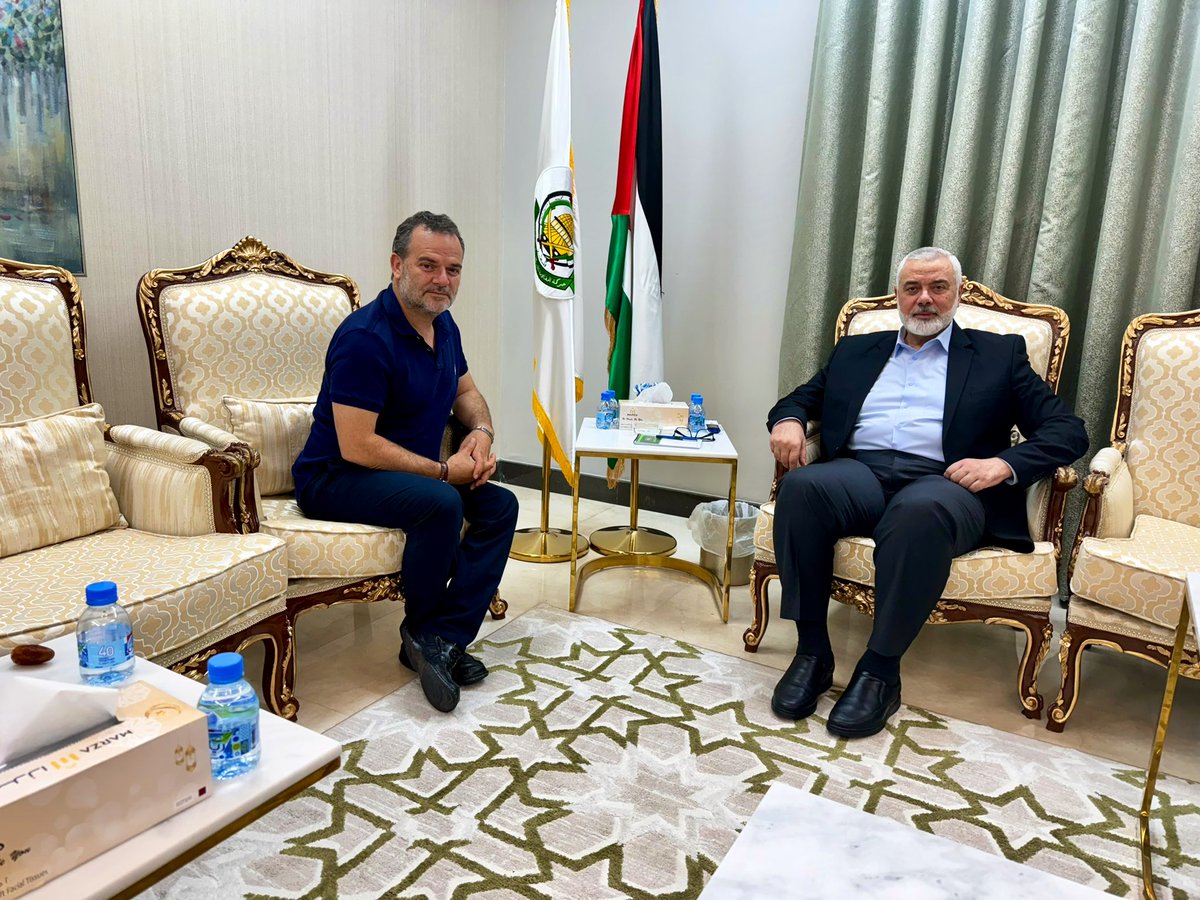 kemalozturk2020's tweet photo. Hamas’ın 7 Ekim harekatı hata mıydı?
Hamas Siyasi lideri Haniye açıkladı:

“Biz zaten hep şehit veriyorduk. İsrail sürekli katliam yapıyordu, 7 Ekim’den önce de binlerce şehit verdik. O zaman ne vardı? O zaman dünyadan ses geldi mi? Tepki gösterdiler mi? Batı Şeria’da bugüne kadar İsrail binlerce Filistinli öldürdü. Bunun sebebi de Hamas mı?
Bizim harekatımızı eleştirenler zaten her durumda bizi eleştiren insanlar. Biz özgürlük mücadelesi veriyoruz, işgal edilmiş topraklarımızı kurtarmak için canımızı feda ediyoruz. Onlar ise bu işgale son vermek için hiçbir şey yapmadan eleştiriyorlar sadece.
Biz Allah’a güveniyoruz ve onun izniyle zafere ulaşacağız. Bu uğurda can vermeye de hazırız.”

Görüşmeden izlenimlerim
👇

https://t.co/jIoM5VwLI3